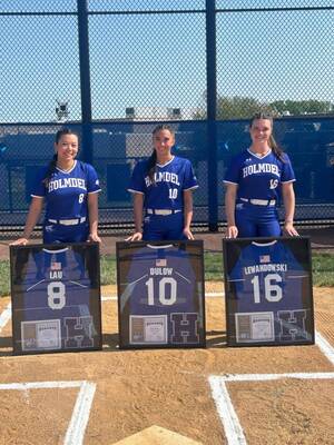 Carousel image 7dfacff86b85492f14b4 holmdel softball seniors