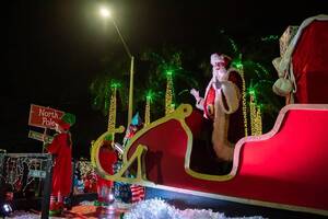 Carousel image debab6e3992413ec3cd9 holiday parade santa