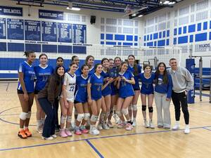 Carousel image e75dd0e556773e9b1af6 holmdel girls volleyball sectional champs