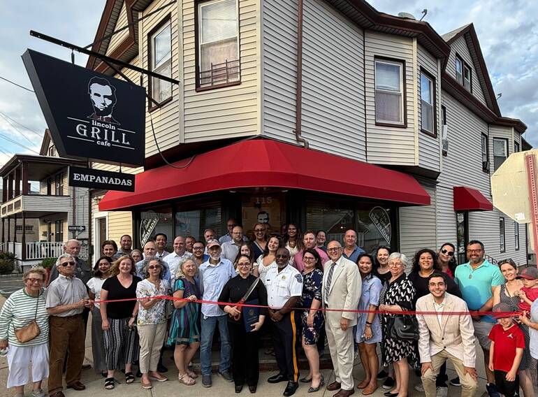 Fair Lawn's Lincoln Grill, Business Community Recognize Improved Storefront