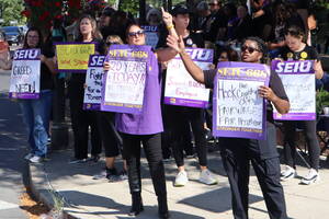 Carousel image 1b0ca5 union workers strike in doylestown