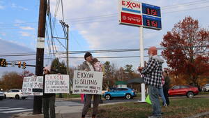Carousel image 33a9f3 oylestown protest xxon