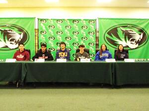 Carousel image be9cba39017eafcd338e img 7269 south plainfield signings