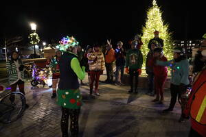 Carousel image e619f3 oylestown s annual oliday ights ike ide