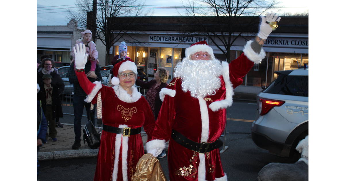 Holiday Spirit Fills Olcott Square as Santa Arrives for Annual Tree