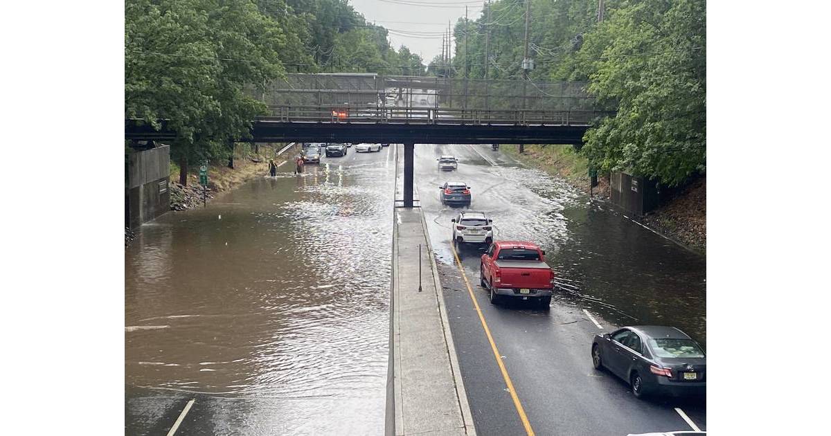 route-208-flooding-in-hawthorne-due-to-clogged-storm-drains-hawthorne