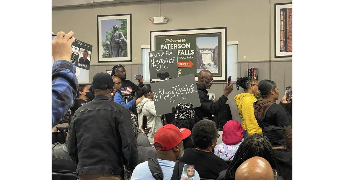 Paterson Community Gathers to Hear Plan for Recreation Center, Turns