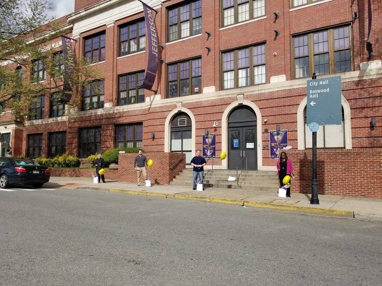 Teachers Organize "Thank You" Parade to Celebrate Principal's Day at