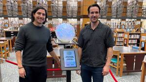 Carousel image 54bd46b06370b02b6616 juanli and rodolfo at kiosk