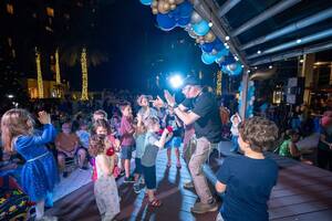 Carousel image bf98d716802d1b76b791 kids dancing with rock n  roll rabbi david paskin  1 