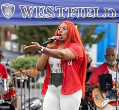 Carousel image e4e4b2 olor lynd and