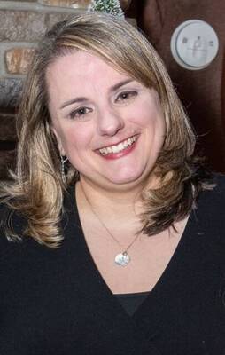 Carousel image 7ba373e5eb21fb3a5373 liz headshot 2   elizabeth meyers