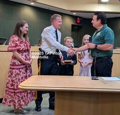 Carousel image c0edef1ca7e5957eea0c lt mcgowan shakes hands with the mayor