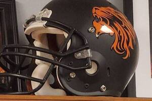 Carousel image 38d9b917063dec2e0f51 middletown north football helmet