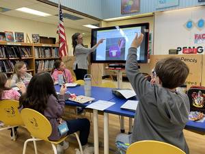 Carousel image e90a640639ac0e42a3cc michele sands and fourth graders discussing 3d printing ideas before designing their own project