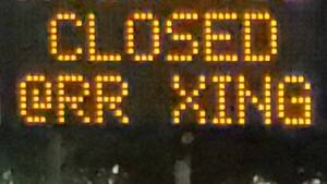 Carousel image 943976b64cdf1d270ff8 railroad crossing closed lighted sign