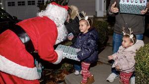 Carousel image 2b08cc72c8f800227ab1 santa delivery 3