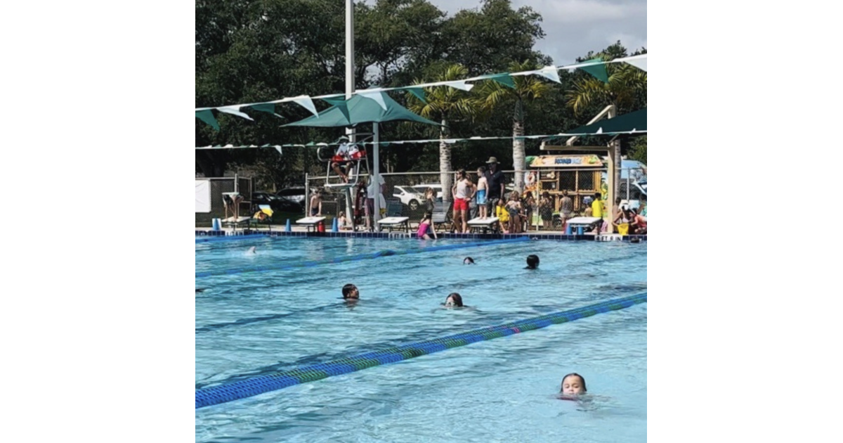 Dive In: Children Hunt for Eggs Underwater at Boca Raton’s Spring Egg ...