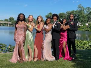 Carousel image 536d2d500867e860958e senior prom 13