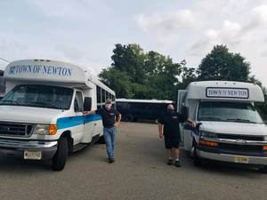 Carousel_image_e3df45bf57eef28c1ccf_senior_shuttle