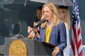 Carousel image 23fce7 