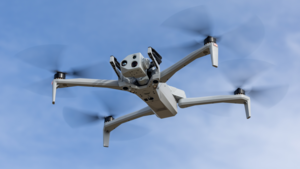 Carousel image b51fe5016575b7a456df skydio x10 in flight