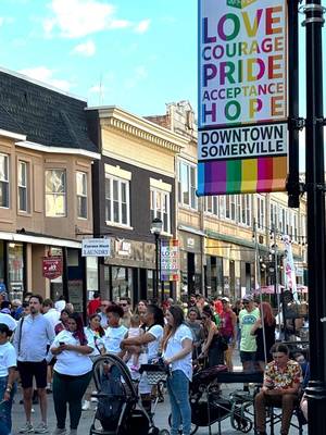 Carousel image ad42e34e0554c69fc091 sompixpride2024bannercrowd
