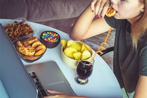 Carousel image b74157fcb19711f125b3 stress eating full