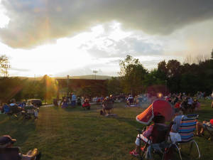 Carousel image 8956e5a2e9e137de437c sun crowd