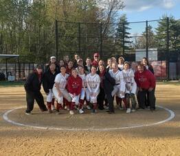 Carousel image 676f61c47b23edcf1264 team with coach