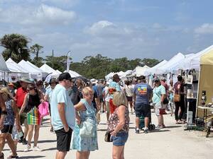 Carousel image a2f2a032a88a50e9f523 the crowd at the art and craft expo