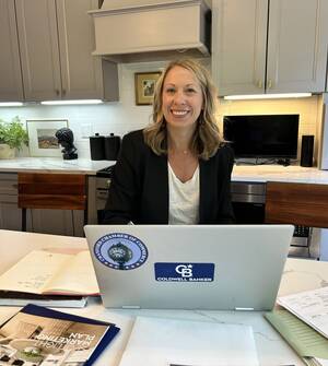 Carousel image c7119391c558d7ff7dae thumbnail brooke at desk