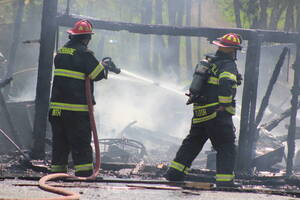 Carousel image 44b35a0d9b7e66f5a3bf to web and fb  caverns road fire 051826 photo 1