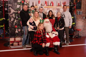 Carousel image 60e5a2ca83d37b770499 wood ridge santa with big family schulz