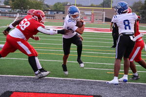 Carousel image 79c723a528a270ddd5c8 wood ridge quarterback chris rios td gets past ep defender as melvin zabeleta blocks