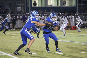 Carousel image bce73acfcc6a9a56b255 wood ridge qb chris rios hands off to benjamin lopez