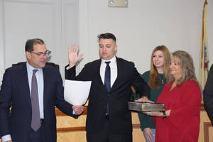 Carousel image e08c33aa8f0506d14836 wood ridge mayor paul sarlo swears in steven drotos