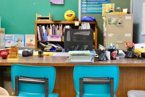 Carousel image 8a06ee43e64a1aacafdb best crop 173036b33db84df48765 classroom desk