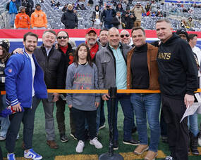 Carousel image ae96e359ce4ee905a5a9 best crop ef1f990e6025ed45a381 darren rizzi at metlife with friends family