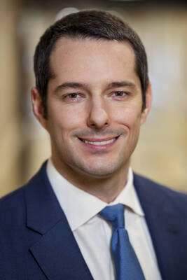 Carousel image 29e71c0c14482a117e5c best crop 728e3ce05f43f2a9a26a genereux  philippe 1076 headshot