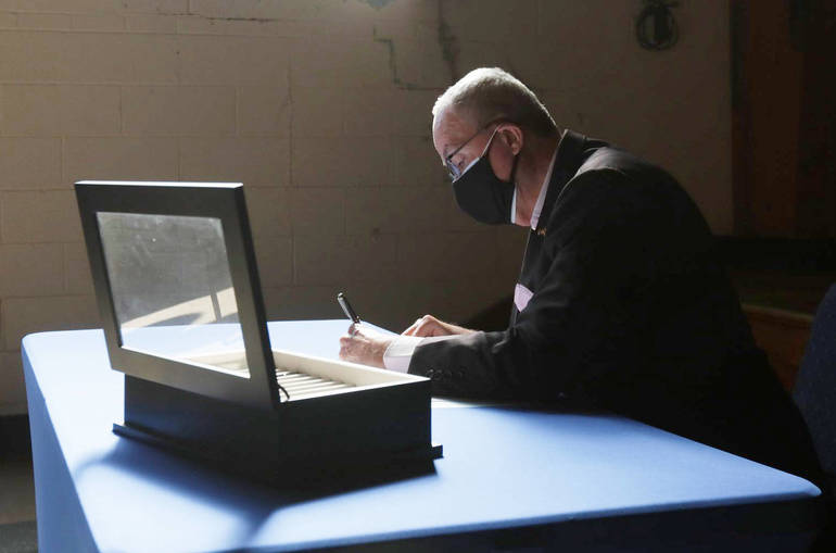 Best crop eabfba7990d630e82073 99182aad2173f5bdf540 985a84a3cc9a160df051 murphy signed a small business relief measure to help arts organizations on april 8  2021