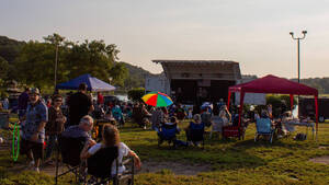 Carousel image bca87a298e3a2110cfbf b92b20d564d862fb9737 ce7dd6f100375bffce2c oldies elvis 6030