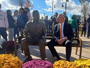 Carousel image 5cc7995f3932e0a49a6f best crop ba269eb1ff1395248635 paulrobesonstatue1