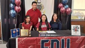 Carousel image 1d7e01e03e103b5ebc6c best crop c802896a3b956b7e16b6 samantha seneres with her family at fdu signing