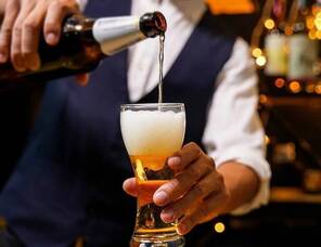 Carousel image c337b670bc26105aafe9 best crop 2650e8b9d9809e44921a best crop 8b9d6a78bd4c53cc0f0b serving beer