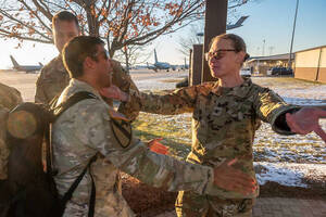 Carousel image e638098a1191bc93b922 best crop d4a66df569dcf15900be soldier return 17