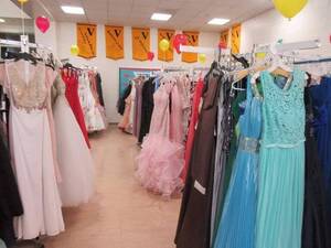 Carousel image 76cc514e4e7f526bb3e0 best crop feff260e8a50701e4bce the south brunswick viking closet red carpet prom dress event