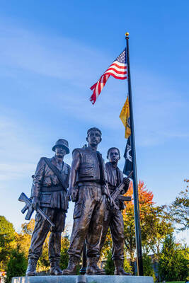 Carousel image e0f92b9611c76a0f179b best crop 9b1aa514defb8e59bedb vietnammemorial 2